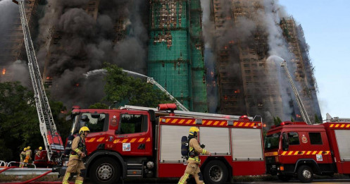 Thảm họa cháy chung cư ở Hồng Kông: Lửa thiêu rụi 8 tòa nhà, 83 người chết, 3 lãnh đạo bị bắt