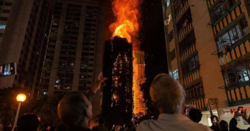 Vì sao tòa chung cư Hong Kong cháy như bó đuốc?