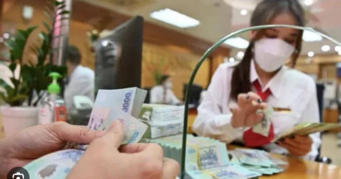 Tiền gửi tăng vọt, lãi suất vẫn leo thang: Người gửi tiền “đứng ngồi không yên”