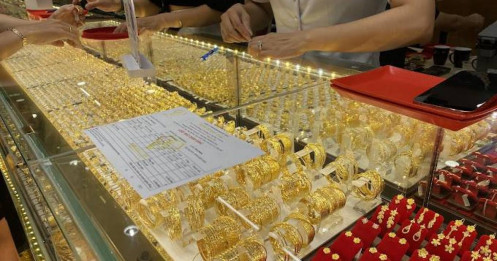 Giá vàng thế giới tăng mạnh, nhưng vàng Việt Nam gần như dậm chân tại chỗ?