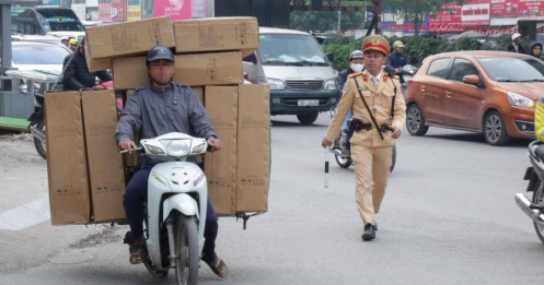 Tài xế kêu 'mưu sinh' sau khi bị CSGT phạt vì chở hàng cồng kềnh