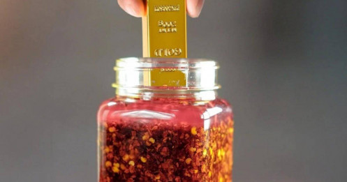 Giấu 2 thỏi vàng trong hũ tương ớt để “đầu tư chứng khoán”, người đàn ông may mắn được công an cứu kịp thời