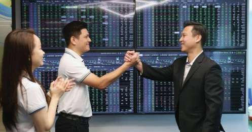 Sóng thoái vốn cuối năm