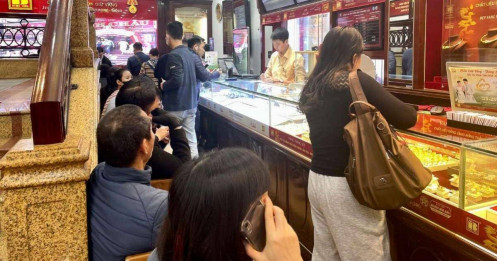 Giá vàng bật tăng, nhiều người tranh thủ “chốt lời” kiếm lời cuối năm