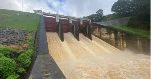 Hàng loạt hồ chứa Nam Trung Bộ xả lũ do mưa lớn