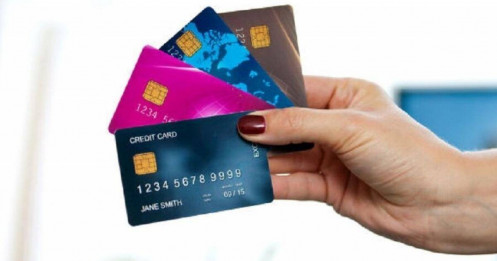 Siết phí tài khoản, khách hàng "dậy sóng"