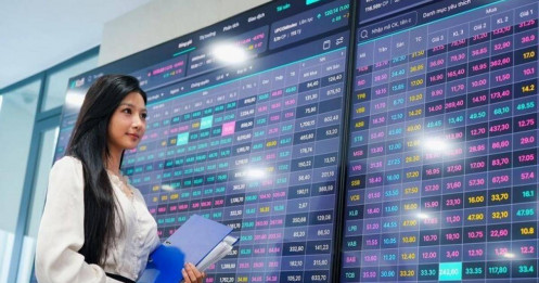 NĐT sốt xình xịch với nhóm cổ phiếu thoái vốn