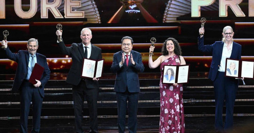 Bốn nhà khoa học Mỹ thắng giải cao nhất VinFuture 2025