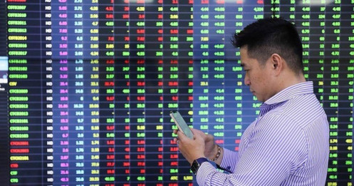 Sóng thoái vốn cuối năm hướng đến câu chuyện mới