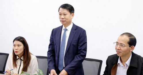 Cán bộ Phú Thọ bị cấm mặc quần bò, váy xẻ khi làm việc