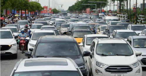 Tại sao Hà Nội chọn taxi, xe tải, xe ôm là “tiên phong” chuyển đổi xanh?