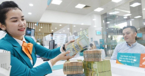 Tín dụng tăng vọt, lãi suất đứng trước phép thử