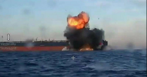 Xuồng tự sát Ukraine tập kích tàu dầu nghi của Nga