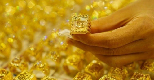 Giá vàng hôm nay 15/12/2025: Neo ở mức cao kỷ lục