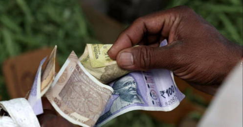Đồng rupee mất giá kỷ lục