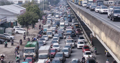 Ô tô chỉ chiếm 8% phương tiện nhưng “nuốt trọn” mặt đường Hà Nội