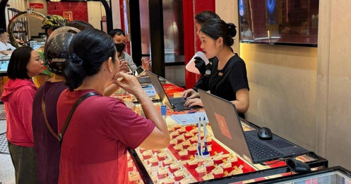 Giá vàng biến động, nhà đầu tư ‘đu đỉnh’ nên giữ hay bán?