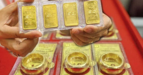 Giá vàng tăng dựng đứng, trong nước áp sát mốc 160 triệu đồng/lượng