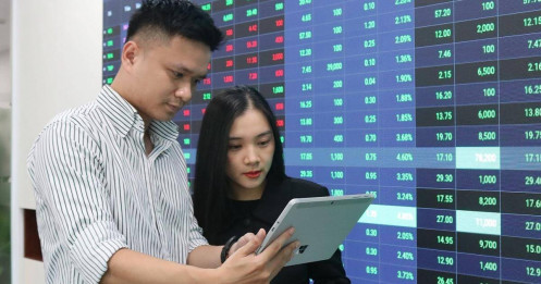 Cuối năm, chờ sóng gì?