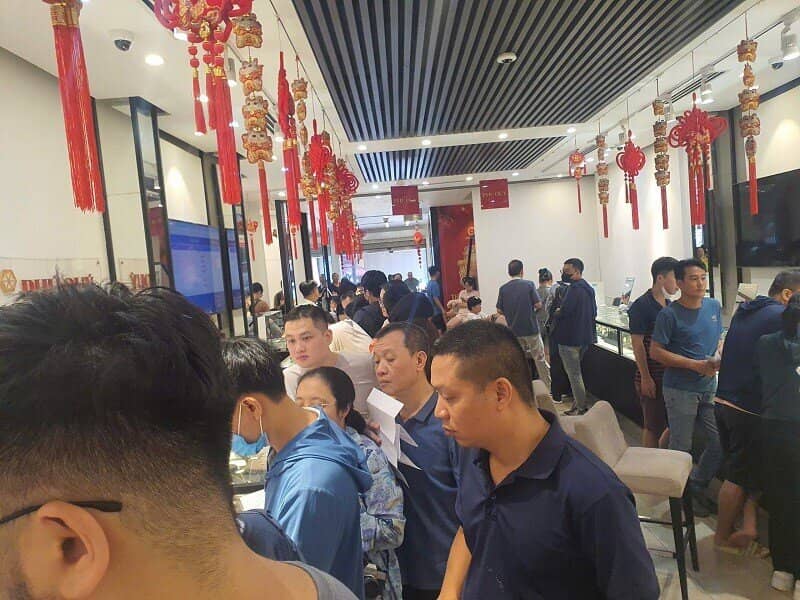 Giá bạc tăng không tưởng, loạt cửa hàng ở Hà Nội thu tiền trước hẹn năm sau đến lấy hàng