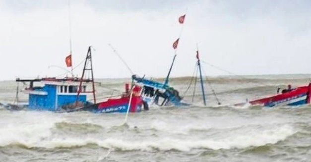 Tàu cá Việt Nam bị tàu Hàn Quốc đâm chìm, thuyền trưởng mất tích