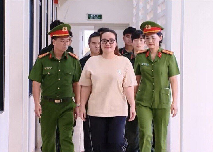 Hoàng Hường kiếm tiền “khủng” từ những nguồn nào?