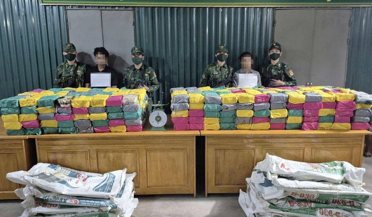 Nửa tấn ma túy xếp chồng như gạo trên xe đầu kéo từ Lào vào Việt Nam