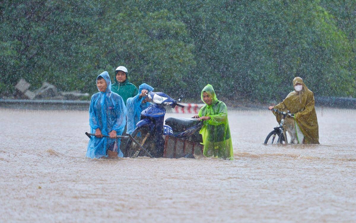 Cập nhật 90 điểm ngập úng ở Hà Nội sáng 7/10