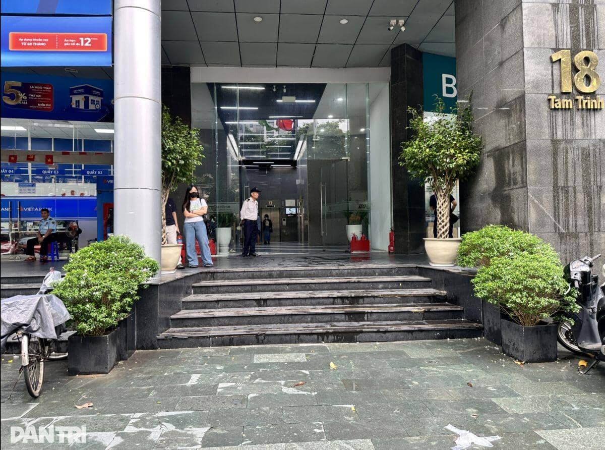 Công an đang làm việc tại tòa nhà có trụ sở công ty của Shark Bình