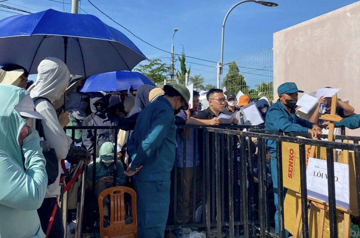 Hàng trăm người xếp hàng từ đêm để nộp hồ sơ mua nhà ở xã hội