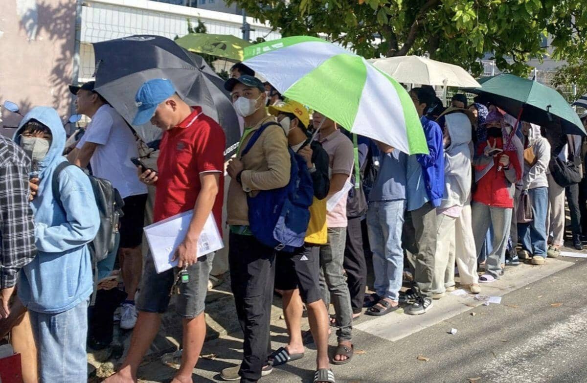 Hàng trăm người xếp hàng từ đêm để nộp hồ sơ mua nhà ở xã hội