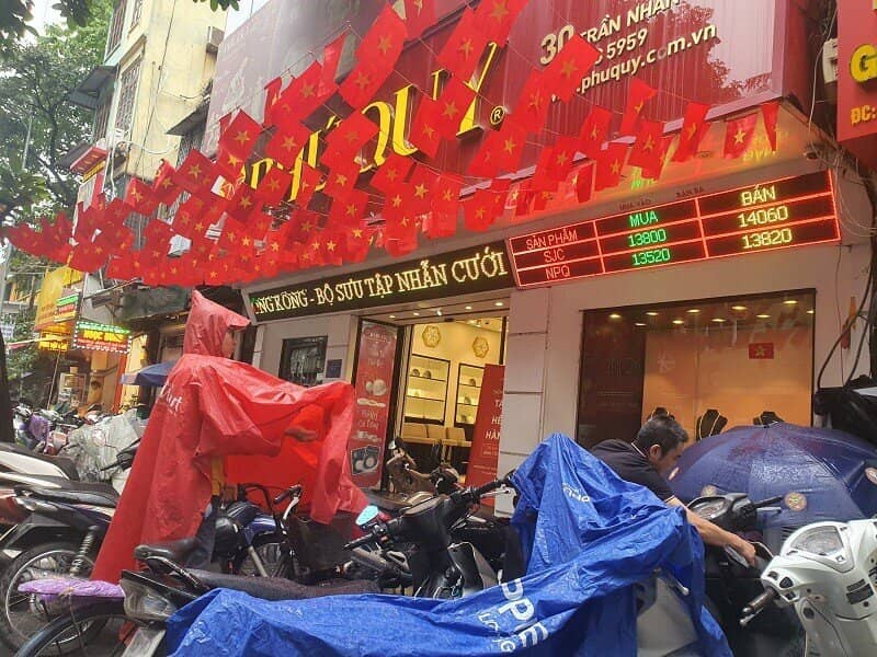 Giá vàng chiều 7/10: Tăng chóng mặt, loạt tiệm vàng có động thái mới khiến nhiều người quay xe