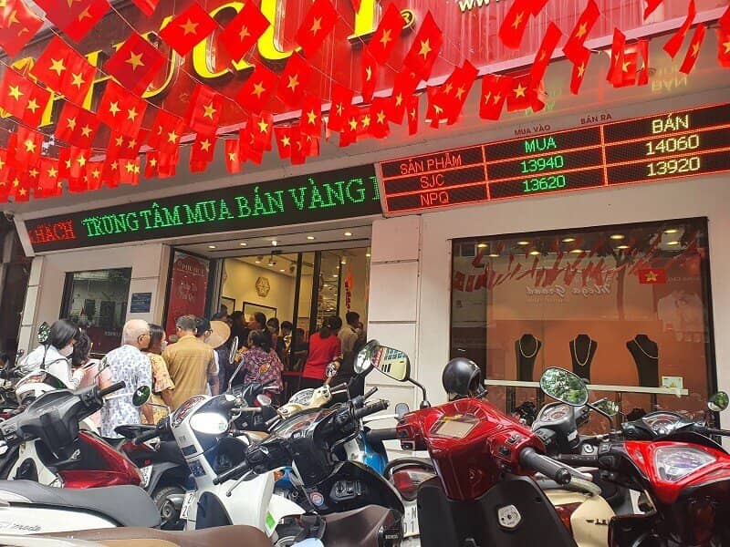 Giá vàng chiều 8/10: Tăng chạm mốc 142,5 triệu đồng/lượng, tiệm vàng chưa mở cửa đã “đuổi bớt” khách