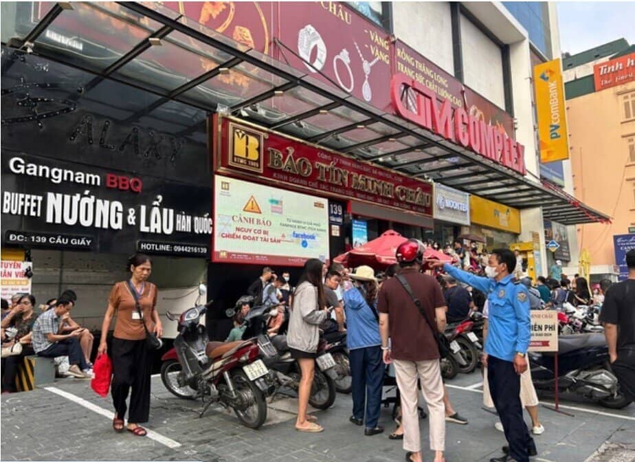 Người dân chen chúc xếp hàng mua vàng khi giá vượt 142 triệu đồng/lượng