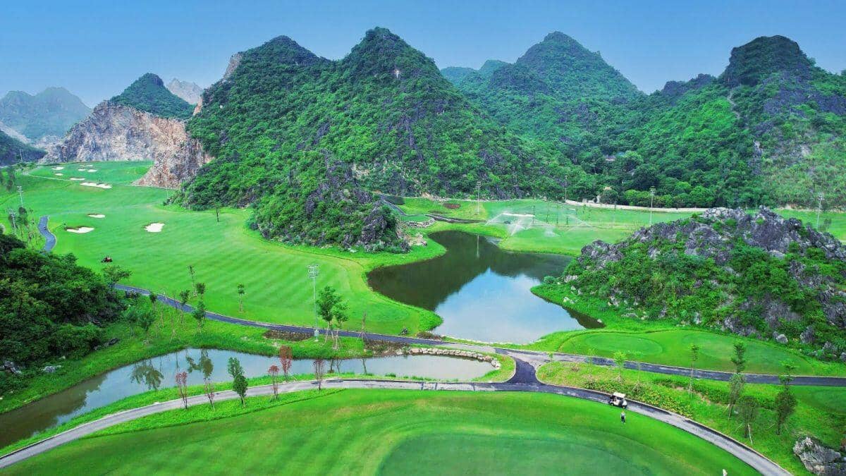 Trang An Golf & Resort vinh dự nhận giải “Top 10 sân gôn phục vụ khách du lịch tốt nhất” tại Giải thưởng Du lịch Việt Nam 2025.