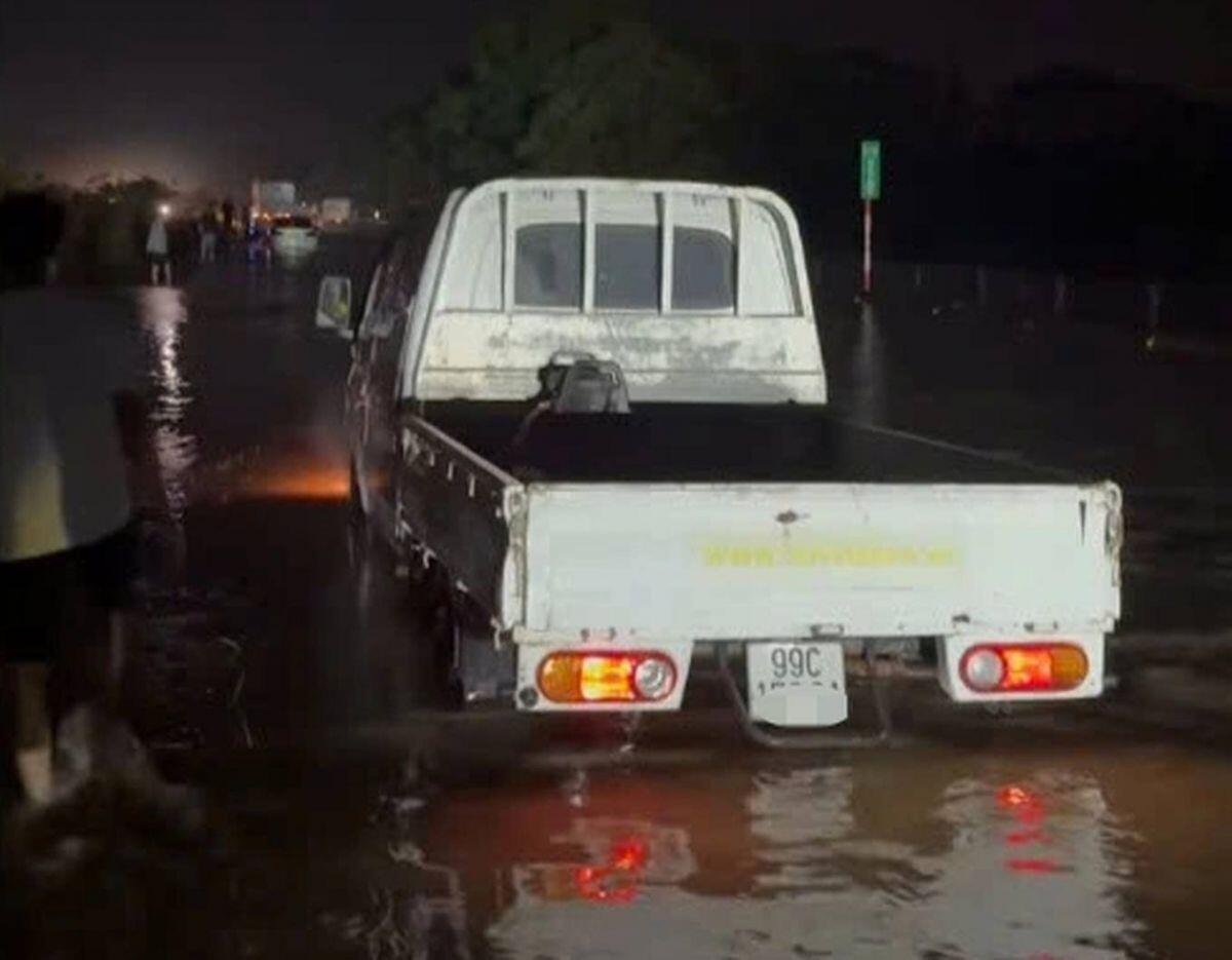 Cao tốc Hà Nội - Thái Nguyên ngập nửa mét, hạn chế xe di chuyển
