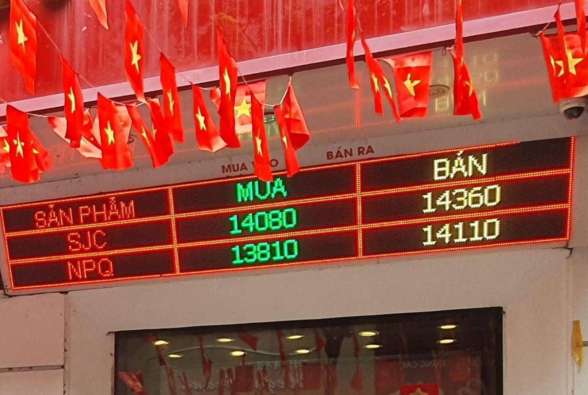 Giá vàng chiều 13/10: Tăng vượt mốc 144 triệu đồng/lượng, loạt tiệm vàng có động thái mới, nhiều người “ăn vạ” không muốn về