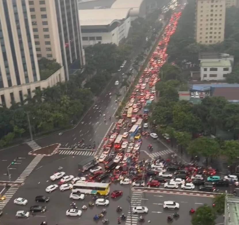 Bất lực 'đèn xanh nhưng không nhúc nhích' trong cơn mưa Hà Nội