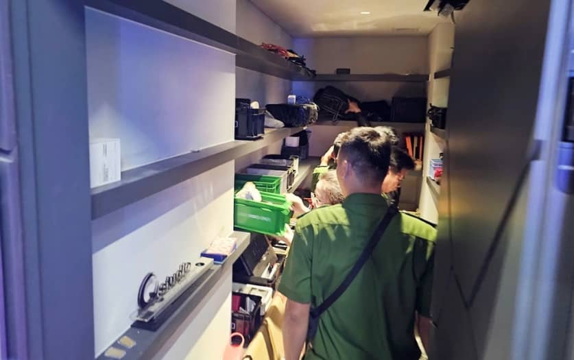 Cảnh sát thu giữ 80 sổ đỏ khi khám xét nhà DJ Ngân 98