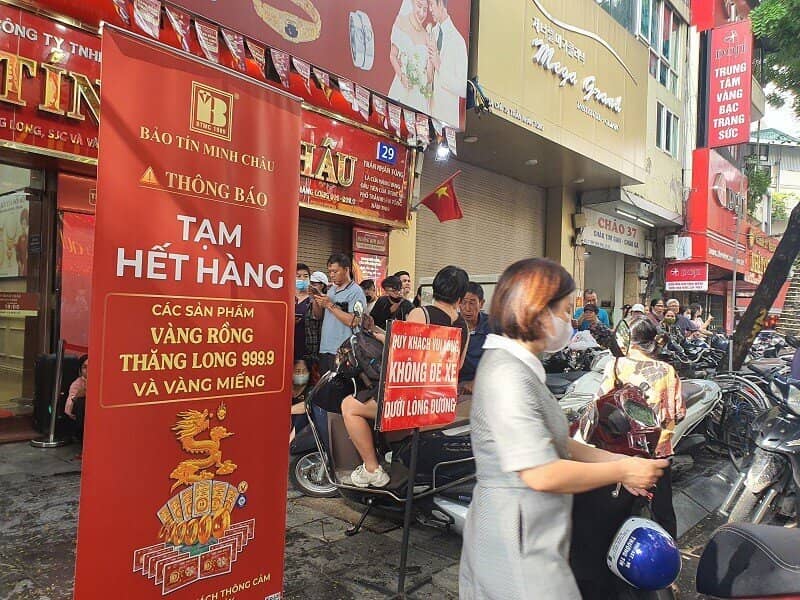 Giá vàng chiều 15/10: Tăng nóng từng giờ, tiệm vàng có động thái lạ, chợ đen hét giá “trên trời”