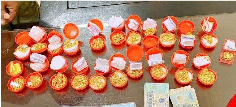 Thủ đoạn khó ngờ của nhóm nam giới hàng chục lần bán vàng giả cho tiệm vàng thật