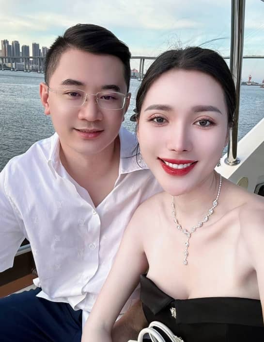 Loạt thông tin hiếm về chồng đại gia đứng sau 'chống lưng' cho Ngân Collagen