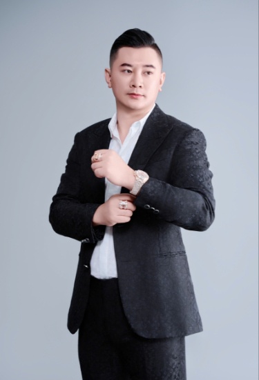 Loạt thông tin hiếm về chồng đại gia đứng sau 'chống lưng' cho Ngân Collagen