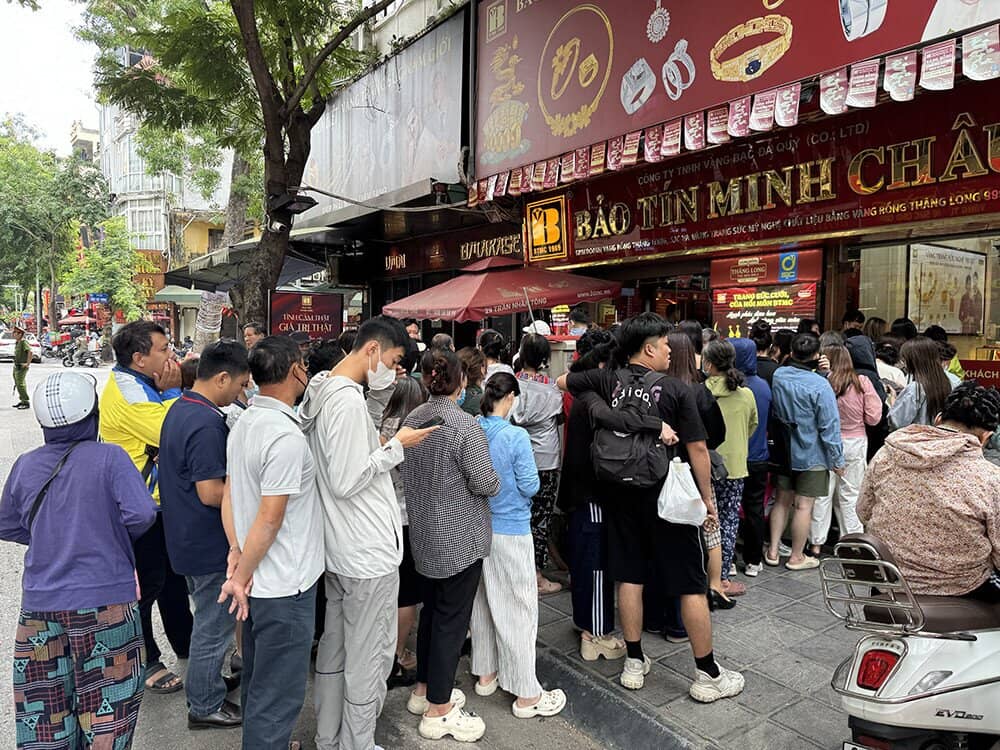 Giá vàng giảm mạnh, xuất hiện điểm bán tới 10 lượng cho mỗi khách hàng