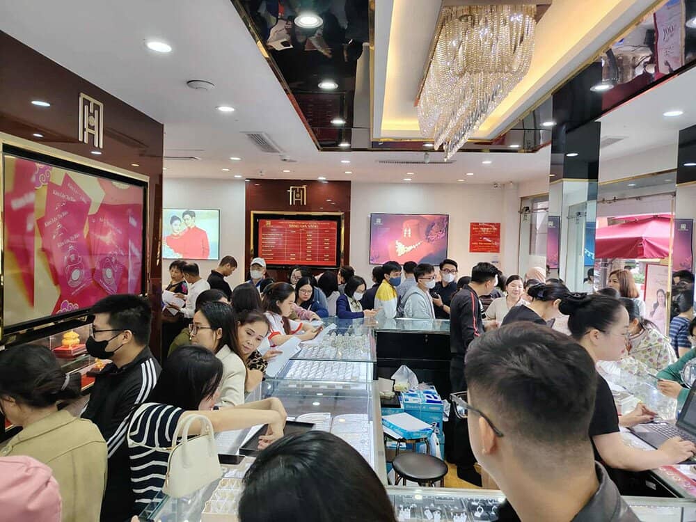 Giá vàng giảm mạnh, xuất hiện điểm bán tới 10 lượng cho mỗi khách hàng