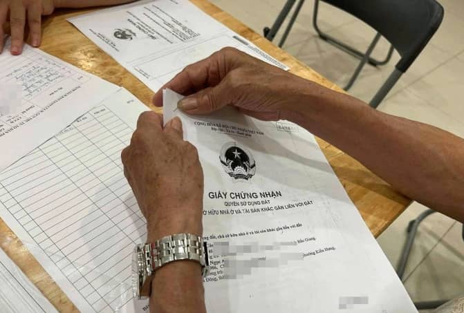 Người dân sắp có thể nộp sổ đỏ photocopy trên VNeID
