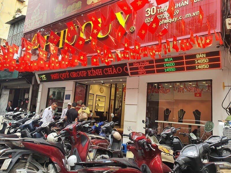 Cắm đầu giảm sâu, loạt tiệm vàng “xả hàng”, bán cho mỗi người cả 100 chỉ