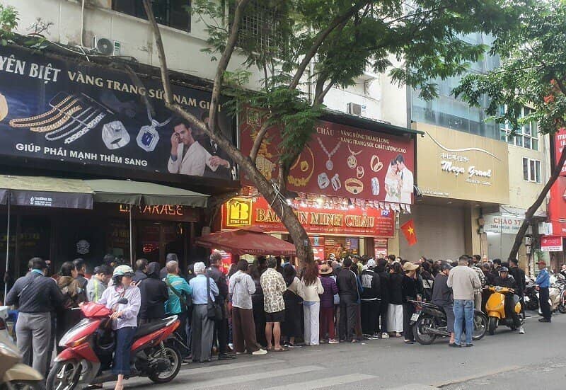 Giá vàng chiều 23/10: Hồi phục sau cú giảm sâu, cả nhà 8 người rủ nhau lên phố xếp hàng