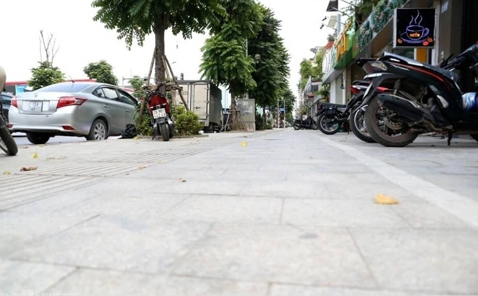 Đá vỉa hè hư hỏng, nhiều tuyến đường ở Hà Nội lại được thay mới