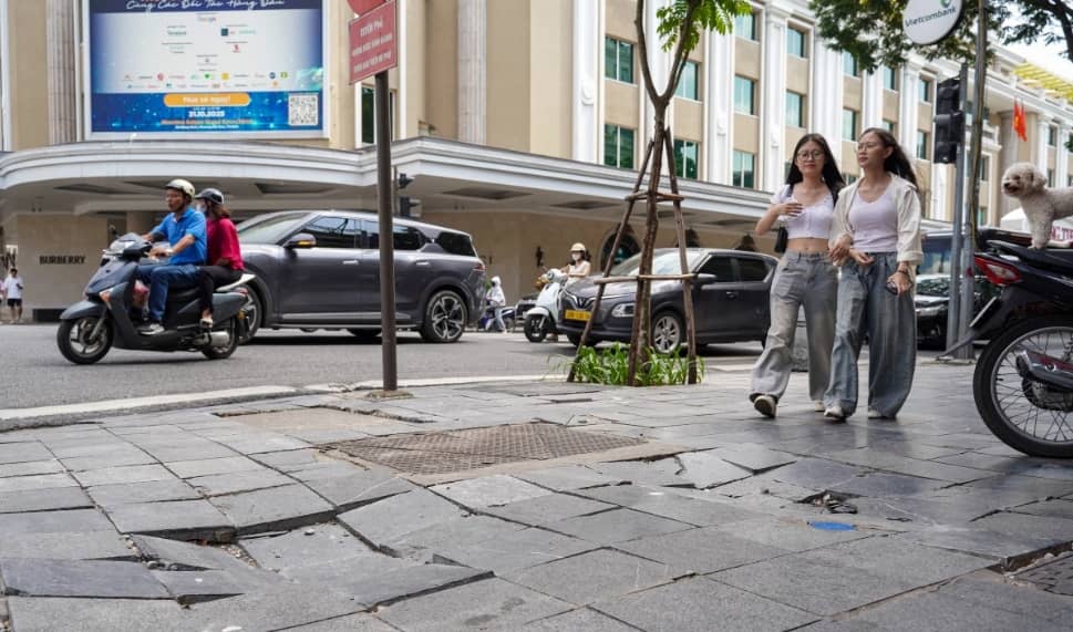 Đá vỉa hè hư hỏng, nhiều tuyến đường ở Hà Nội lại được thay mới